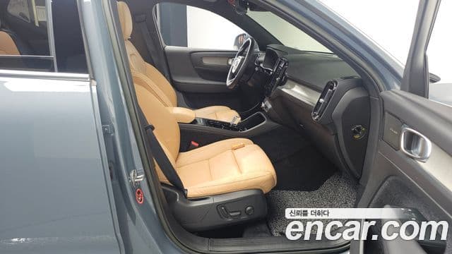 Volvo XC40 2022 — ფოტო 11/20