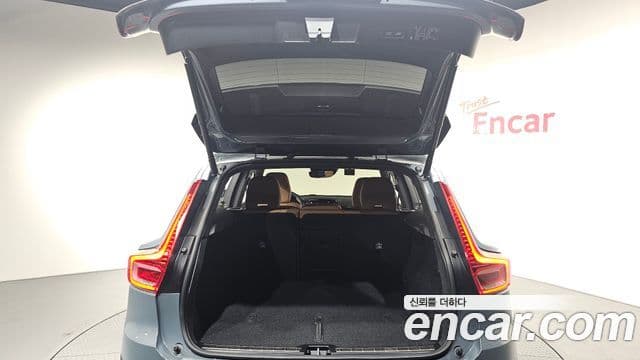Volvo XC40 2022 — фото 20 из 20