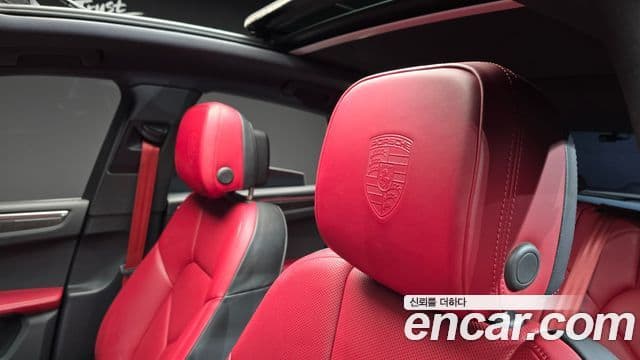 Porsche Macan 2023 — Фото 19/20