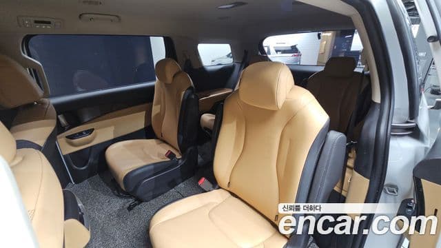 Kia Carnival 2021 — ფოტო 19/20