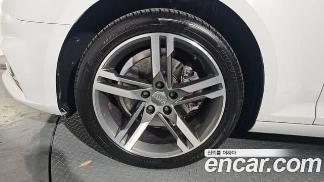 Audi A4 2019 — ფოტო 6/20