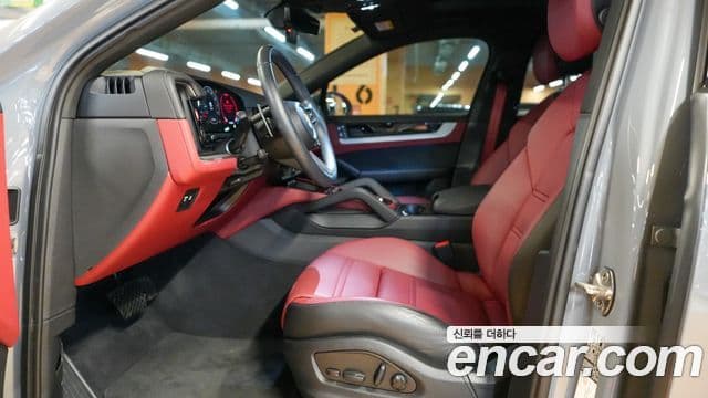Porsche Cayenne 2023 — ფოტო 7/17