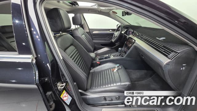 Volkswagen Passat GT 2022 — Şəkil 9/20