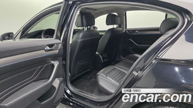 Volkswagen Passat GT 2022 — Şəkil 17/20