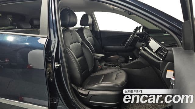 Kia Niro 2020 — ფოტო 13/20
