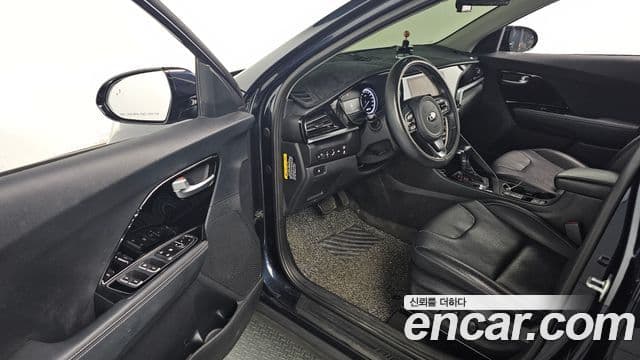Kia Niro 2020 — ფოტო 18/20