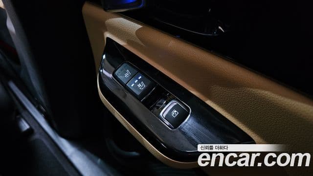 Kia Carnival 2021 — ფოტო 17/20