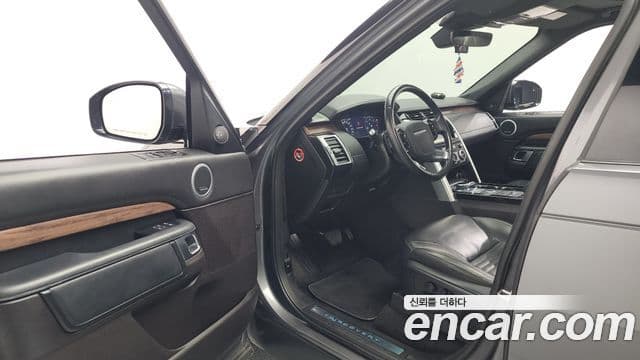 Land Rover Discovery 5 2019 — Photo 15/20