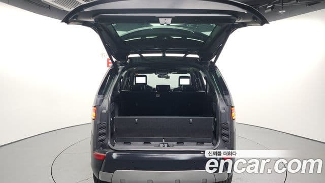 Land Rover Discovery 5 2019 — Photo 7/20
