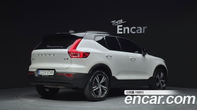 Volvo XC40 2020 — Şəkil 19/20