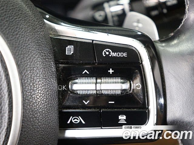Kia Carnival 2021 — ფოტო 16/20