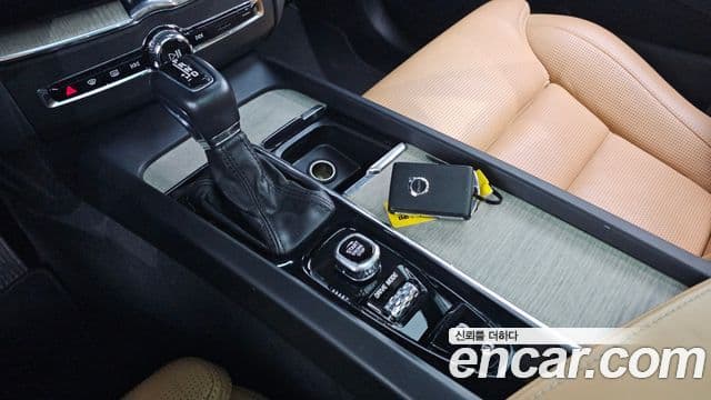 Volvo XC60 2018 — Şəkil 9/20