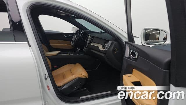 Volvo XC60 2018 — Şəkil 17/20