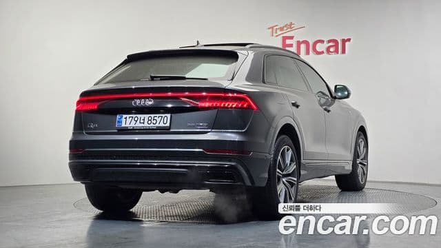 Audi Q7 2021 — ფოტო 2/20