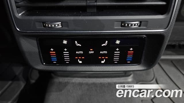 Audi Q7 2021 — ფოტო 18/20