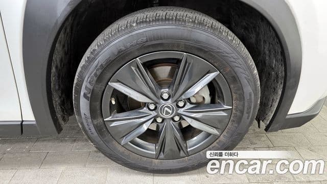 Lexus UX250h 2020 — Şəkil 16/20