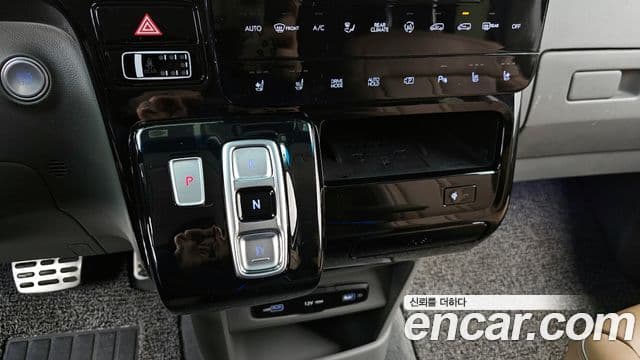 Hyundai Staria 2023 — ფოტო 18/20