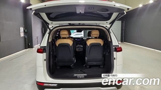 Kia Carnival 2023 — Фото 17/18