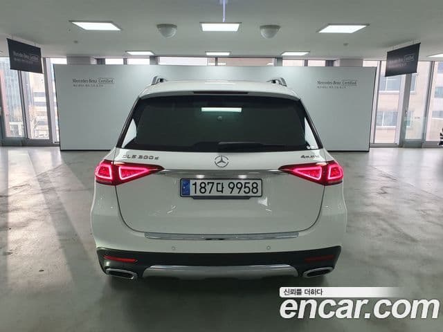Mercedes-Benz GLE-Class 2021 — Photo 6/17
