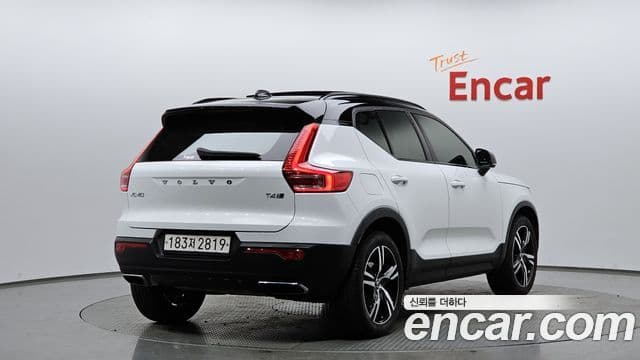 Volvo XC40 2020 — Фото 2/20