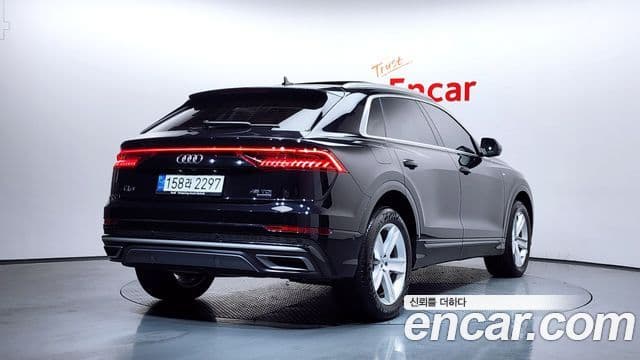Audi Q7 2021 — ფოტო 2/20