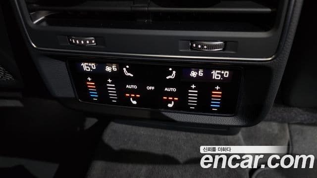 Audi Q7 2021 — ფოტო 18/20