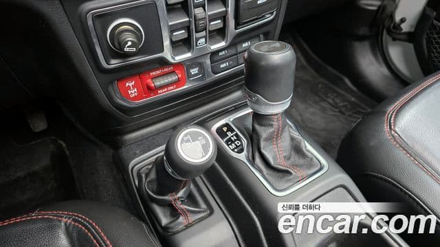 Jeep Wrangler 2020 — ფოტო 9/20