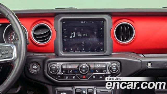 Jeep Wrangler 2020 — ფოტო 14/20