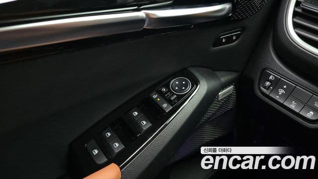 Kia Seltos 2024 — ფოტო 17/20