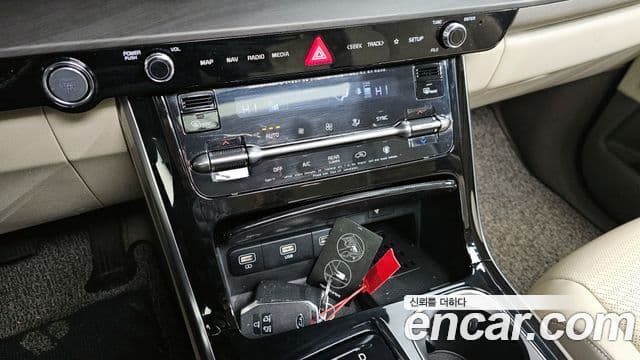 Kia Carnival 2021 — ფოტო 16/20