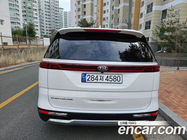 Kia Carnival 2021 — ფოტო 3/20