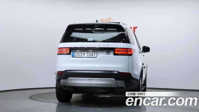 Land Rover Discovery 5 2018 — Фото 4/20