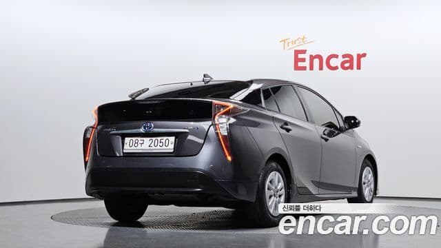 Toyota Prius 2018 — Şəkil 7/20
