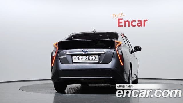 Toyota Prius 2018 — Şəkil 14/20