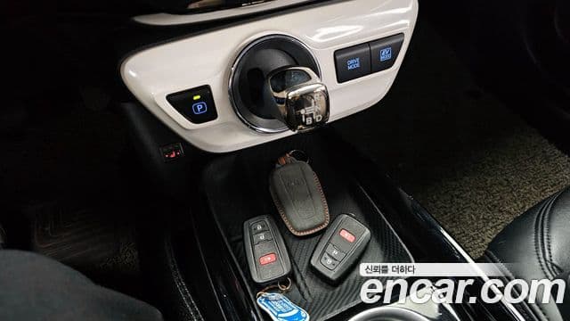 Toyota Prius 2018 — Şəkil 11/20