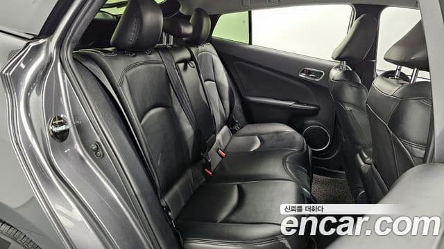 Toyota Prius 2018 — Şəkil 18/20