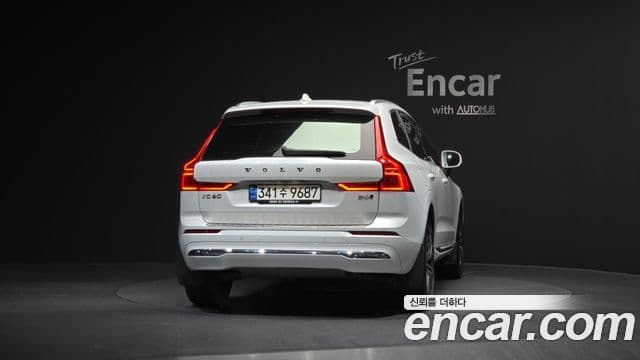 Volvo XC60 2021 — ფოტო 4/20