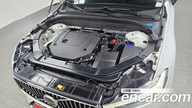 Volvo XC60 2021 — ფოტო 6/20