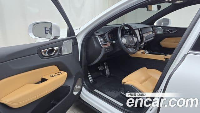 Volvo XC60 2021 — ფოტო 10/20