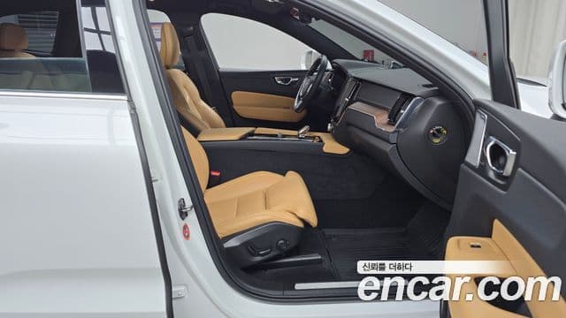 Volvo XC60 2021 — ფოტო 11/20