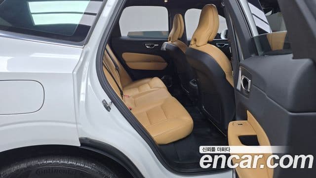 Volvo XC60 2021 — ფოტო 12/20