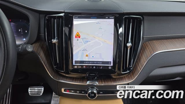Volvo XC60 2021 — ფოტო 14/20