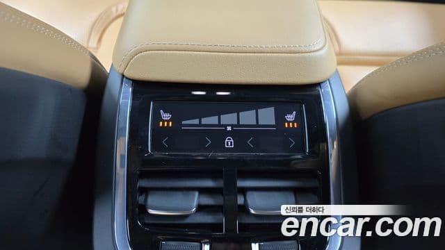 Volvo XC60 2021 — ფოტო 18/20
