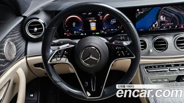 Mercedes-Benz E-Class 2022 — ფოტო 13/20