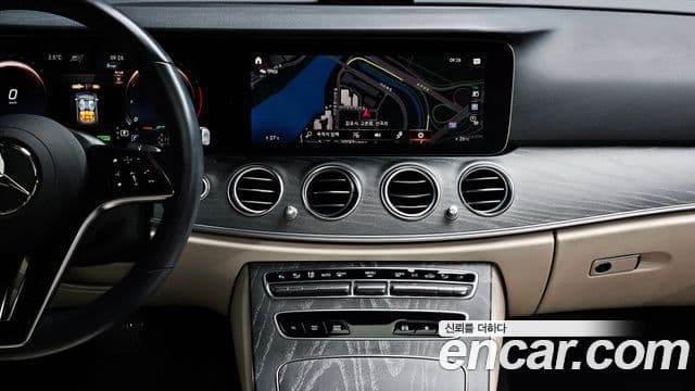 Mercedes-Benz E-Class 2022 — ფოტო 15/20