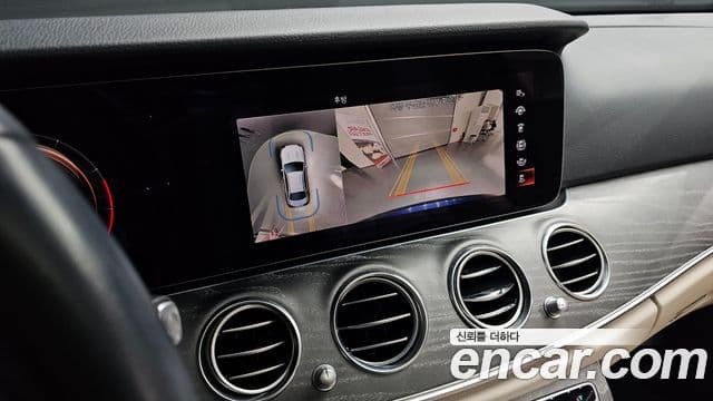 Mercedes-Benz E-Class 2022 — ფოტო 16/20