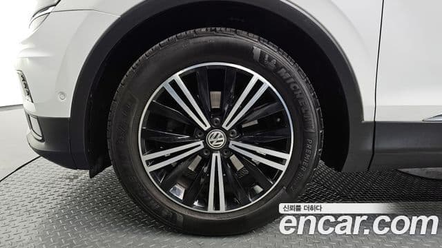 Volkswagen Tiguan 2018 — ფოტო 5/20