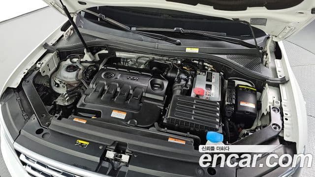 Volkswagen Tiguan 2018 — ფოტო 6/20