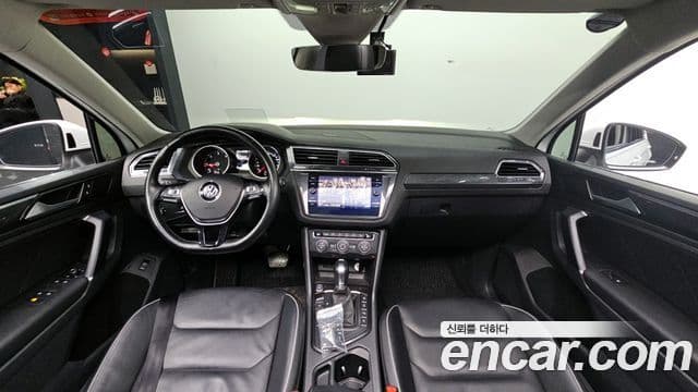 Volkswagen Tiguan 2018 — ფოტო 7/20
