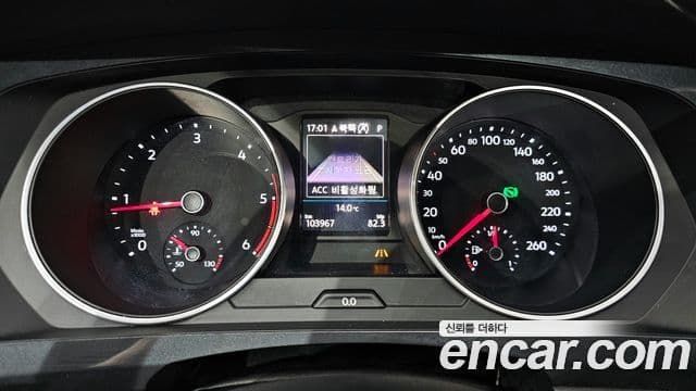 Volkswagen Tiguan 2018 — ფოტო 8/20